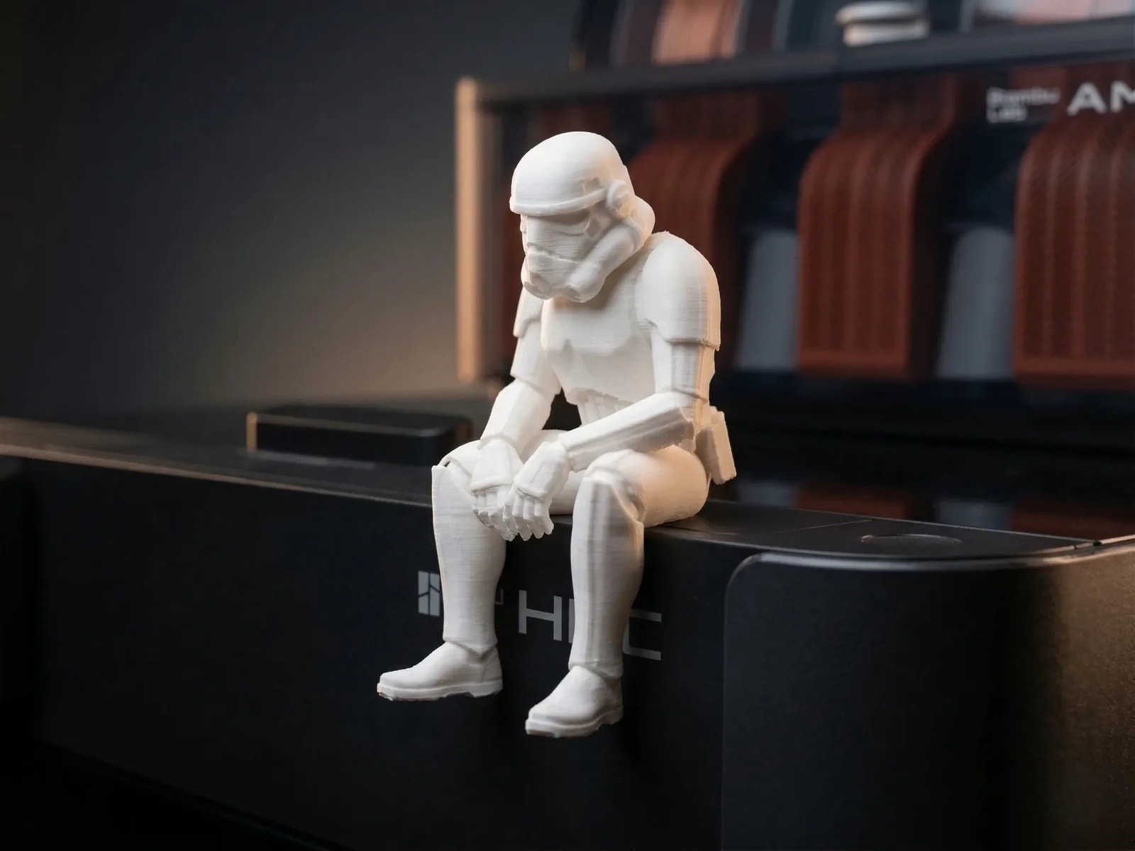Figura 3D personalizada de Stormtrooper Sentado · Geek en PLA